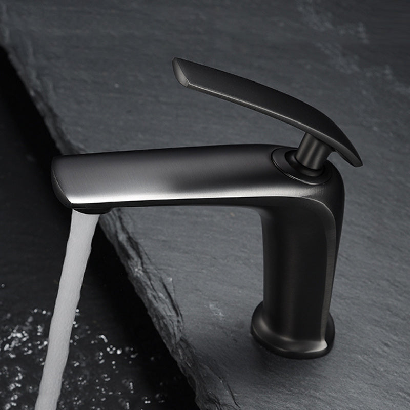 Contemporary High-Ranking Brass Body 304 Stainless Steel Mixer Water Bathroom Bssin Faucet 現代简约款不鏽鋼浴室面盤冷热龍頭 全銅精鑄工藝陶瓷閥芯5124