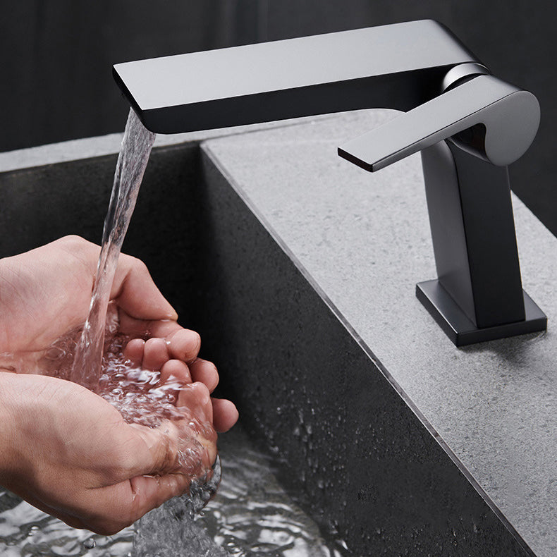 Contemporary High-Ranking Brass Body 304 Stainless Steel Mixer Water Bathroom Bssin Faucet 現代简约款不鏽鋼浴室面盤冷热龍頭 全銅精鑄工藝陶瓷閥芯 BB-5211